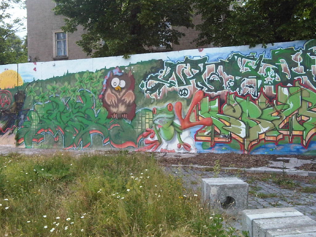 Es wäre nicht "urban", wenn es da kein Grafitti wäre, .... Grafitti im urbanen Wald Stadtgärtnerei Holz