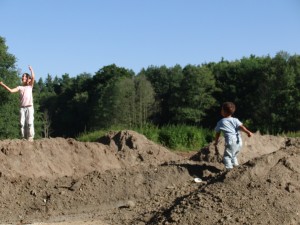 Erdhaufen als Spielplatz