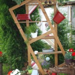 schräg versetzte Türrahmen bilden Gartenregal